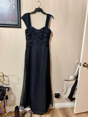 Saison Blanche Classic Black Evening Gown Elegant Ruched Bodice Dress